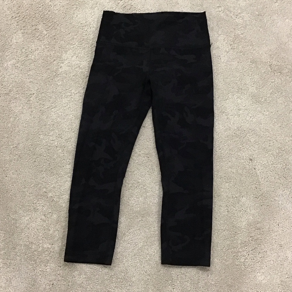 Lululemon Athletica Black Camouflage Cropped leggings